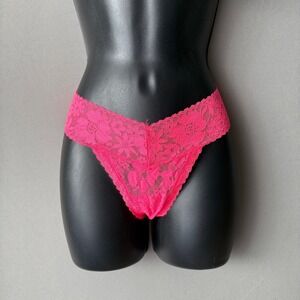 Victoria's Secret  sz M hot pink‎ lace thong NWT